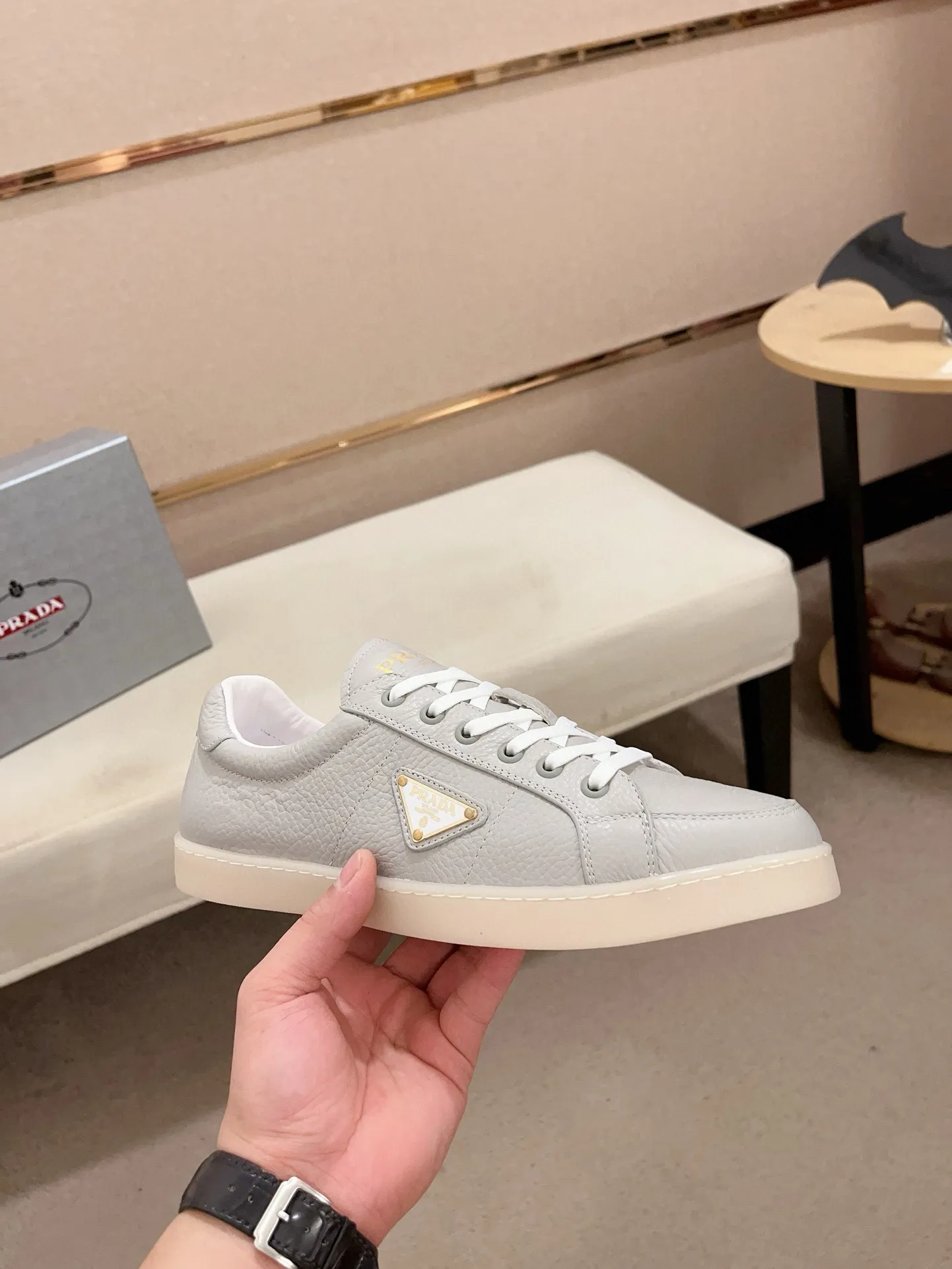 Men's shoes 💰 540💰 ✔️✔️✔️Higher version High-quality new PRADA (Prada) counters are launched at the same time. The new men's shoes and 😘 fabrics are made of high-tech glue-making technology. Lining: Full cowhide lining. 👍🏿 High-end ☄️ air-cushion molded anti-slip rubber outsole, exquisite lines, simple and elegant, comfortable and high-end for leisure travel. Code number: 38 to 44 (45 can be customized and cannot be returned or exchanged)